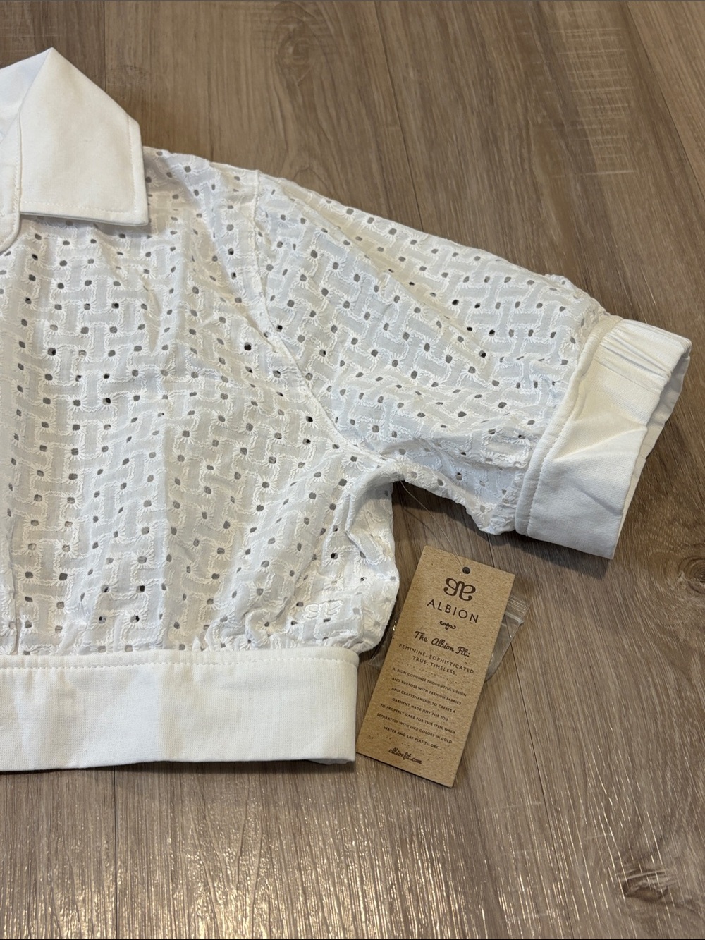 Albion NWT White Eyelet Buttoned Crop - Picture 4 of 15